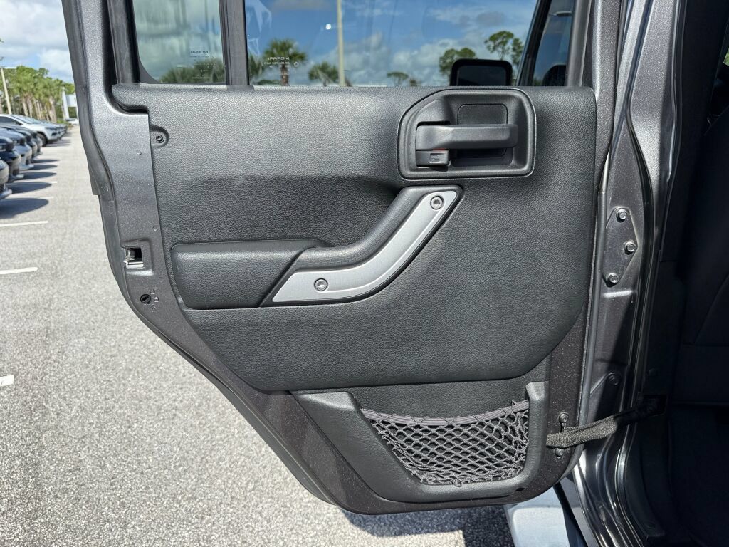 Used 2017 Jeep Wrangler Unlimited Sahara w/ Connectivity Group AWD/4WD image 9