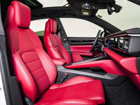 Certified 2025 Porsche Macan 4S Electric AWD/4WD image 15