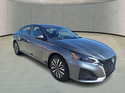 Used 2025 Nissan Altima 2.5 SV w/ SV Premium Package image 7