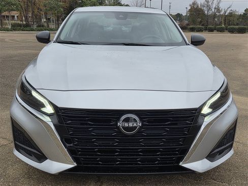 Used 2024 Nissan Altima 2.5 SV image 2