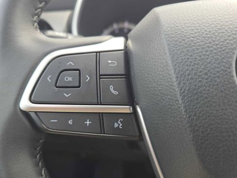 Certified 2025 Toyota Highlander XLE FWD image 31