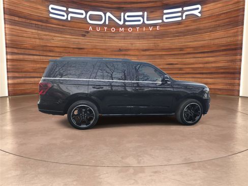 Used 2023 Ford Expedition Limited image 7