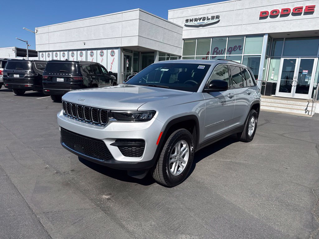 Certified 2024 Jeep Grand Cherokee Laredo RWD image 3
