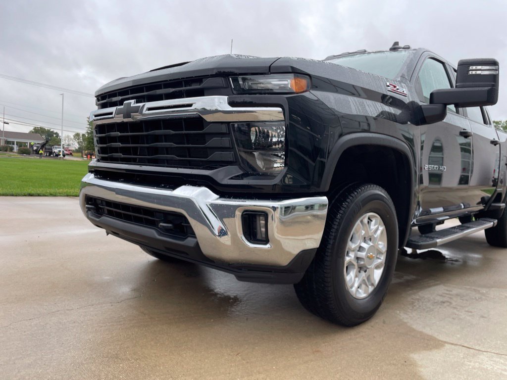 Used 2024 Chevrolet Silverado 2500 LT AWD/4WD image 16