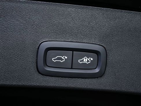 Certified 2025 Volvo XC40 B5 Plus image 32