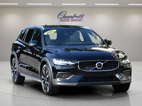 Certified 2025 Volvo V60 B5 Cross Country Ultra AWD/4WD image 2