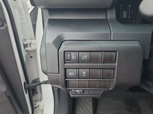 Used 2024 Toyota Tacoma SR AWD/4WD image 17