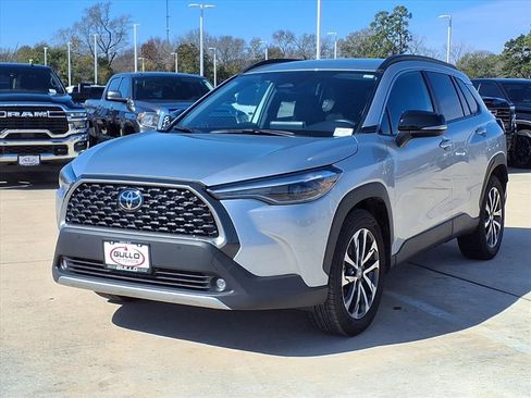 Certified 2025 Toyota Corolla Cross XLE image 3