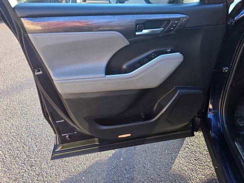 Used 2023 Toyota Highlander Platinum image 24