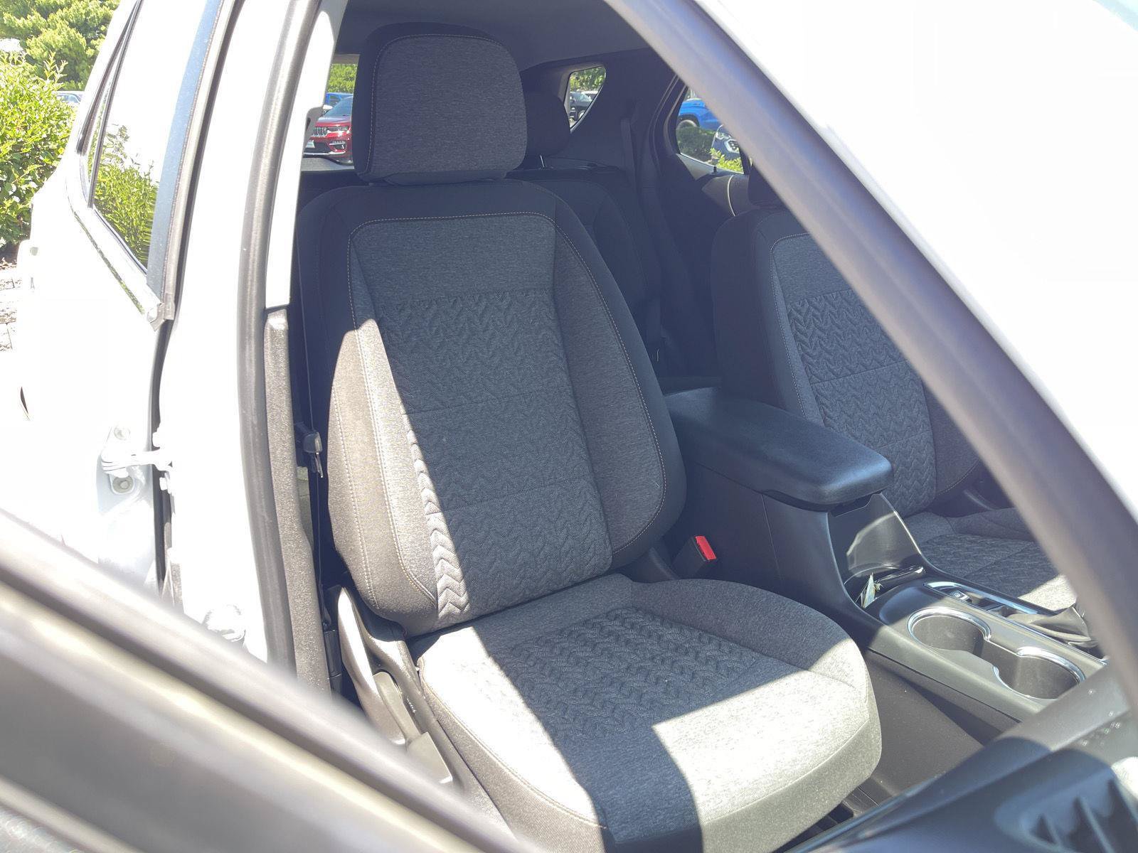 Used 2024 Chevrolet Equinox LT FWD image 32