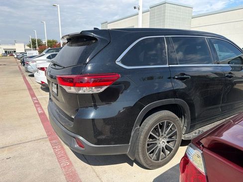 Used 2017 Toyota Highlander SE FWD image 12