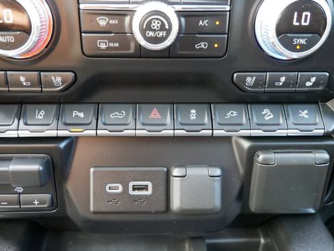 Used 2022 GMC Sierra 2500 AT4 w/ AT4 Premium Plus Package AWD/4WD image 18