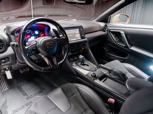 Used 2018 Nissan GT-R Premium image 40