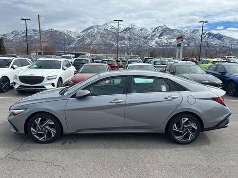 Used 2025 Hyundai Elantra Limited image 8