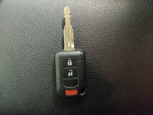 Used 2018 Mitsubishi Outlander SE image 32