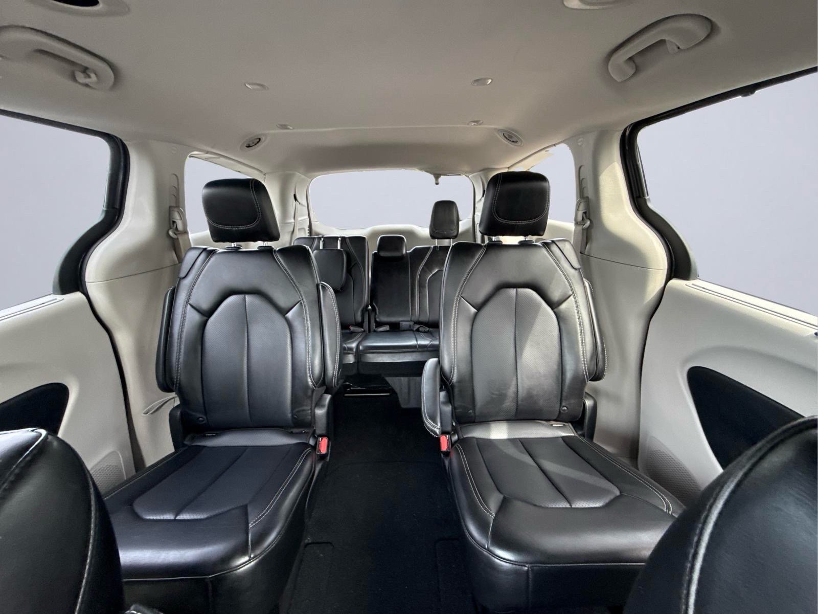 Used 2023 Chrysler Pacifica Touring-L FWD image 17