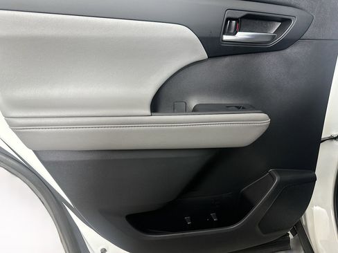 Used 2021 Toyota Highlander XLE FWD image 27