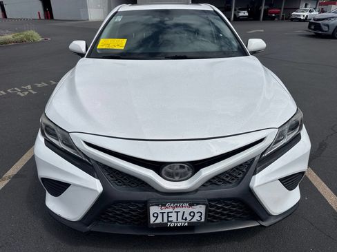 Used 2018 Toyota Camry SE w/ Moonroof Package FWD image 2