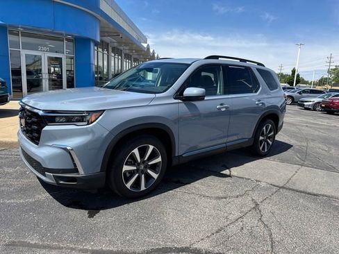 Used 2025 Honda Pilot Touring image 2