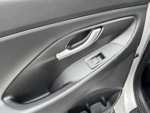 Used 2018 Hyundai Elantra GT image 16