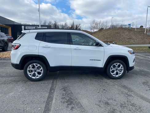 New 2026 Jeep Compass Latitude image 2