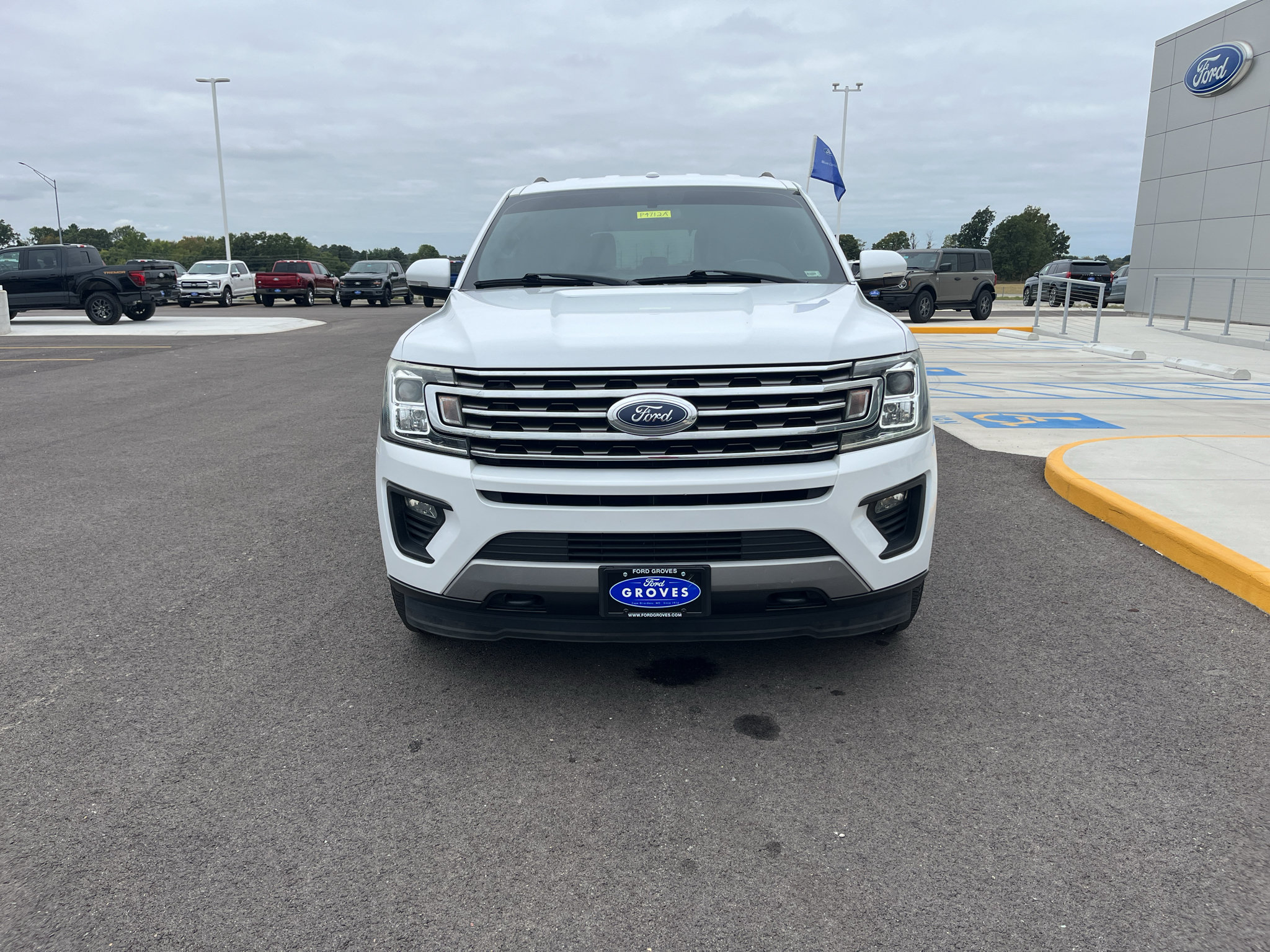 Used 2019 Ford Expedition XLT w/ Equipment Group 201A AWD/4WD image 2
