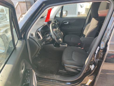 Used 2017 Jeep Renegade Latitude w/ Cold Weather Group image 11