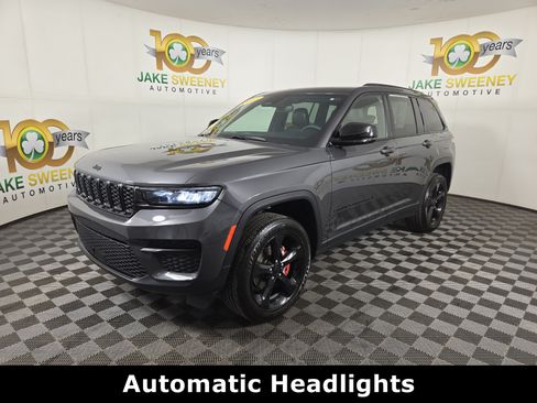 Used 2023 Jeep Grand Cherokee Altitude AWD/4WD image 3