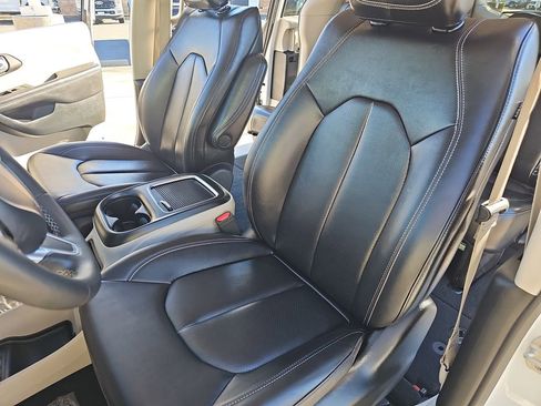 Used 2024 Chrysler Pacifica Touring-L image 16