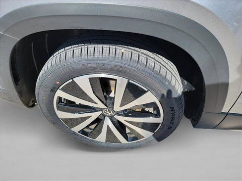 Used 2024 Volkswagen Taos SE FWD image 9