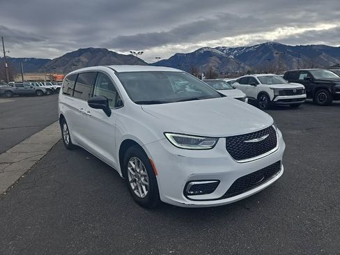 Used 2024 Chrysler Pacifica Touring-L image 3