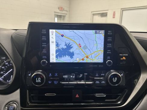 Used 2022 Toyota Highlander XLE FWD image 21