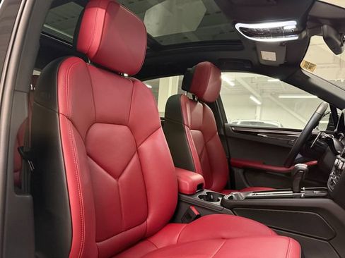 Certified 2026 Porsche Macan AWD/4WD image 25