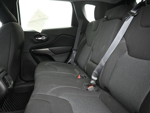 Used 2020 Jeep Cherokee Latitude w/ Cold Weather Group FWD image 22