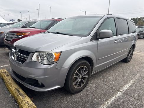 Used 2017 Dodge Grand Caravan SXT image 2