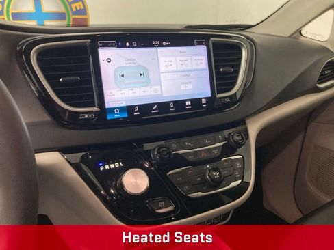 Used 2023 Chrysler Pacifica Touring-L FWD image 2