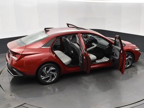 Used 2025 Hyundai Elantra Limited image 6