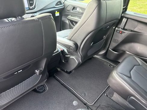 New 2026 Chrysler Pacifica Select AWD/4WD image 38