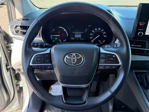 Used 2025 Toyota Sienna XLE FWD image 15