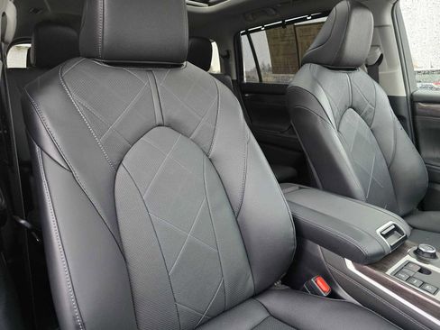 Certified 2025 Toyota Highlander Platinum image 11