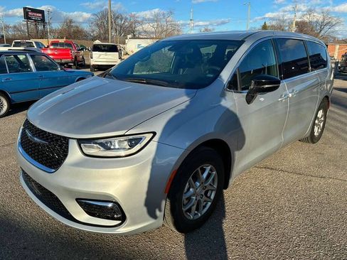 Used 2026 Chrysler Pacifica Select image 1