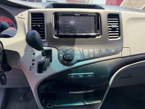 Used 2014 Toyota Sienna LE FWD image 24