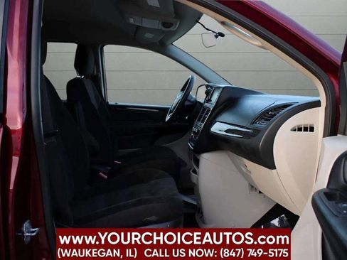 Used 2018 Dodge Grand Caravan SE w/ UConnect Hands-Free Group image 17