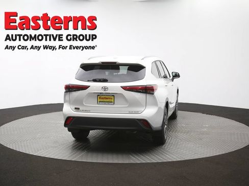 Used 2021 Toyota Highlander XLE AWD/4WD image 40