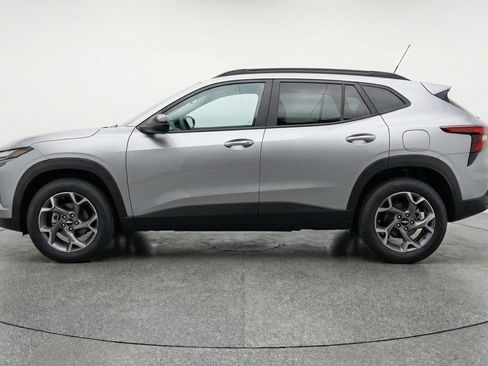 Used 2025 Chevrolet Trax LT w/ LT Convenience Package FWD image 5