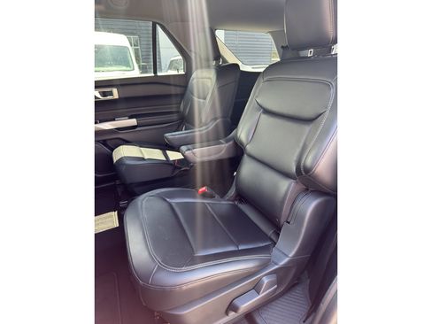 Used 2021 Ford Explorer XLT w/ Equipment Group 202A AWD/4WD image 11
