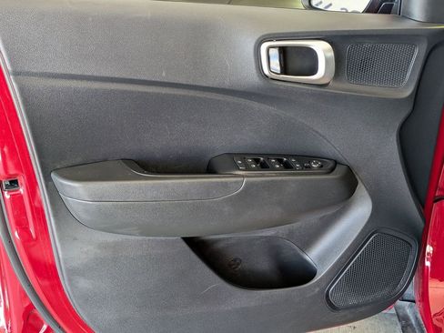 Used 2025 Hyundai Venue SEL FWD image 11