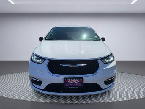 Used 2024 Chrysler Pacifica Touring-L FWD image 9