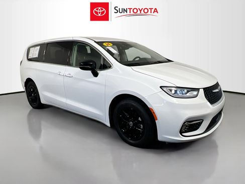 Used 2024 Chrysler Pacifica Touring-L image 1