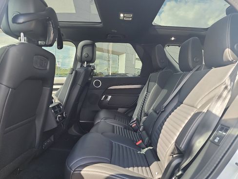 New 2025 Land Rover Discovery Dynamic SE image 8